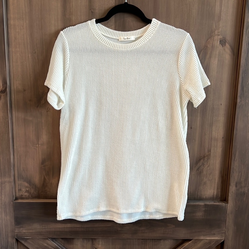 Très Bien white ribbed short sleeved shirt